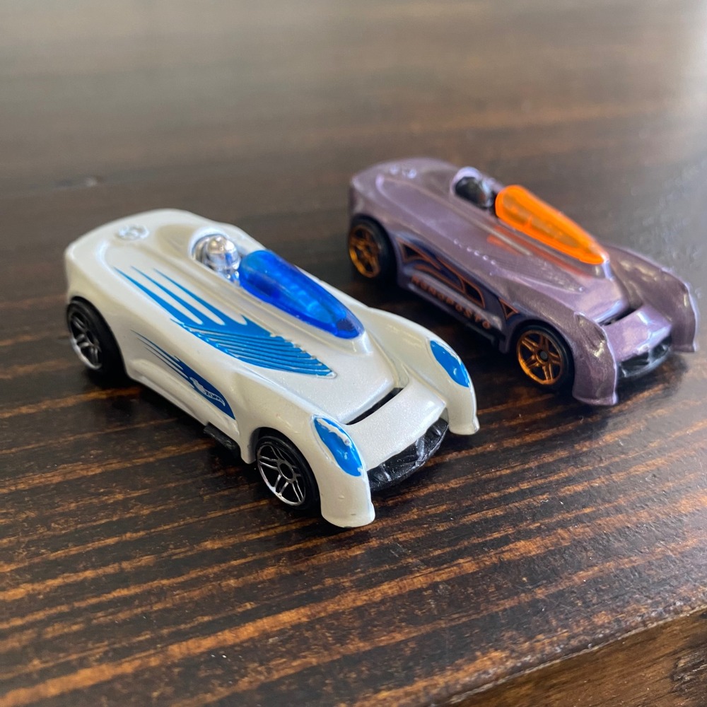 Hot Wheels Monoposto 2000 Diecast Cars Set White Blue and Metallic Purple 2pc